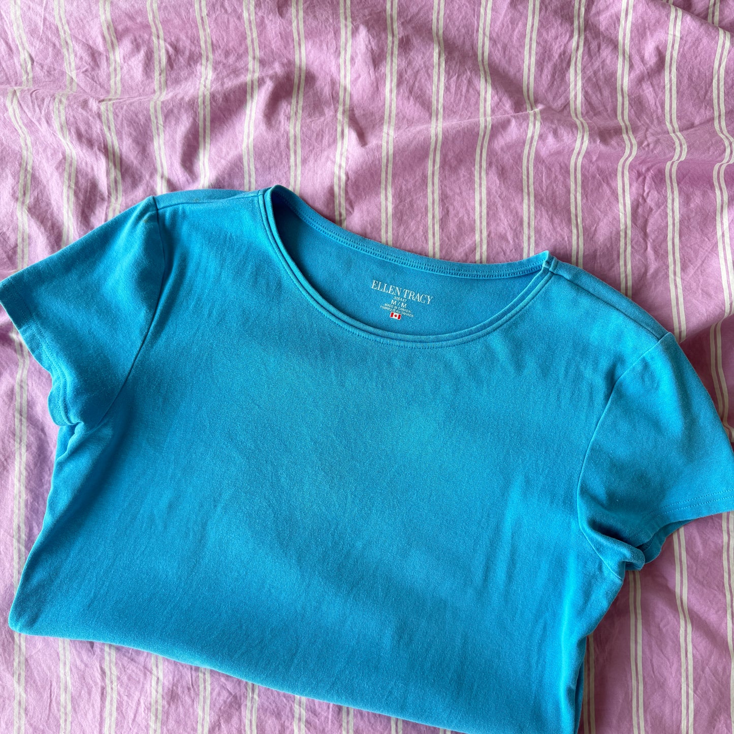 T-shirt bleu fait au Canada